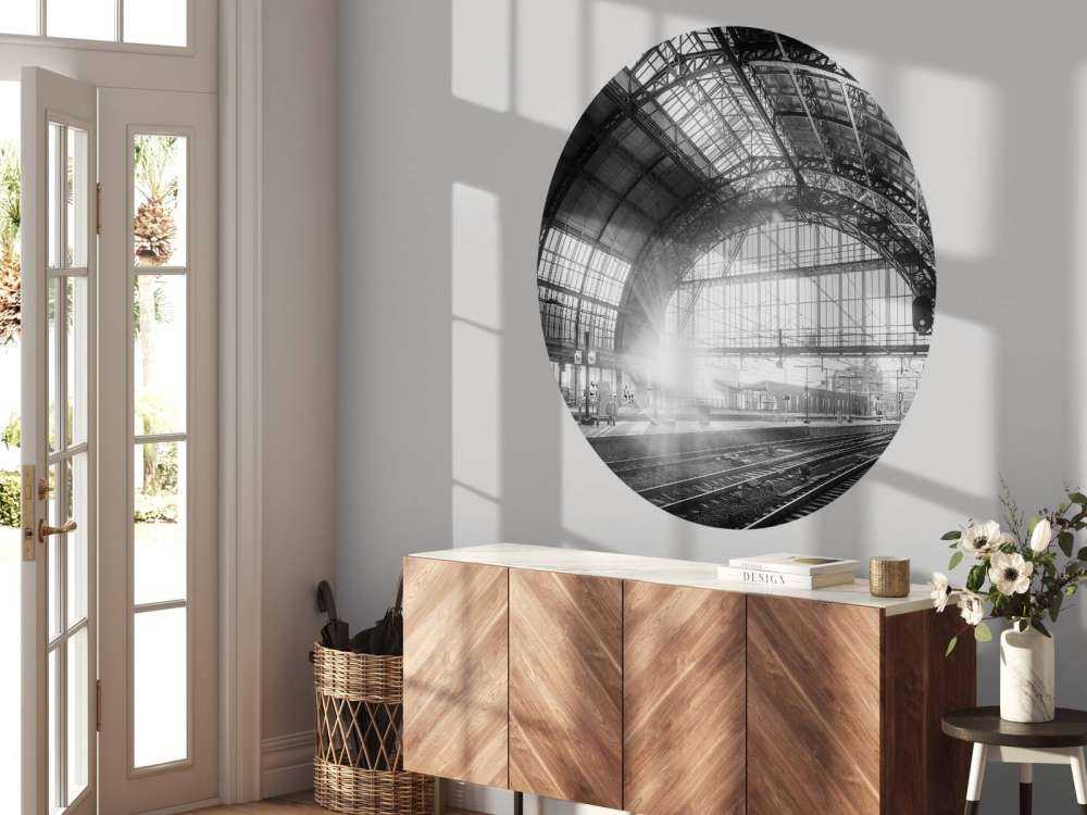 Lever de soleil sur une station en noir et blanc