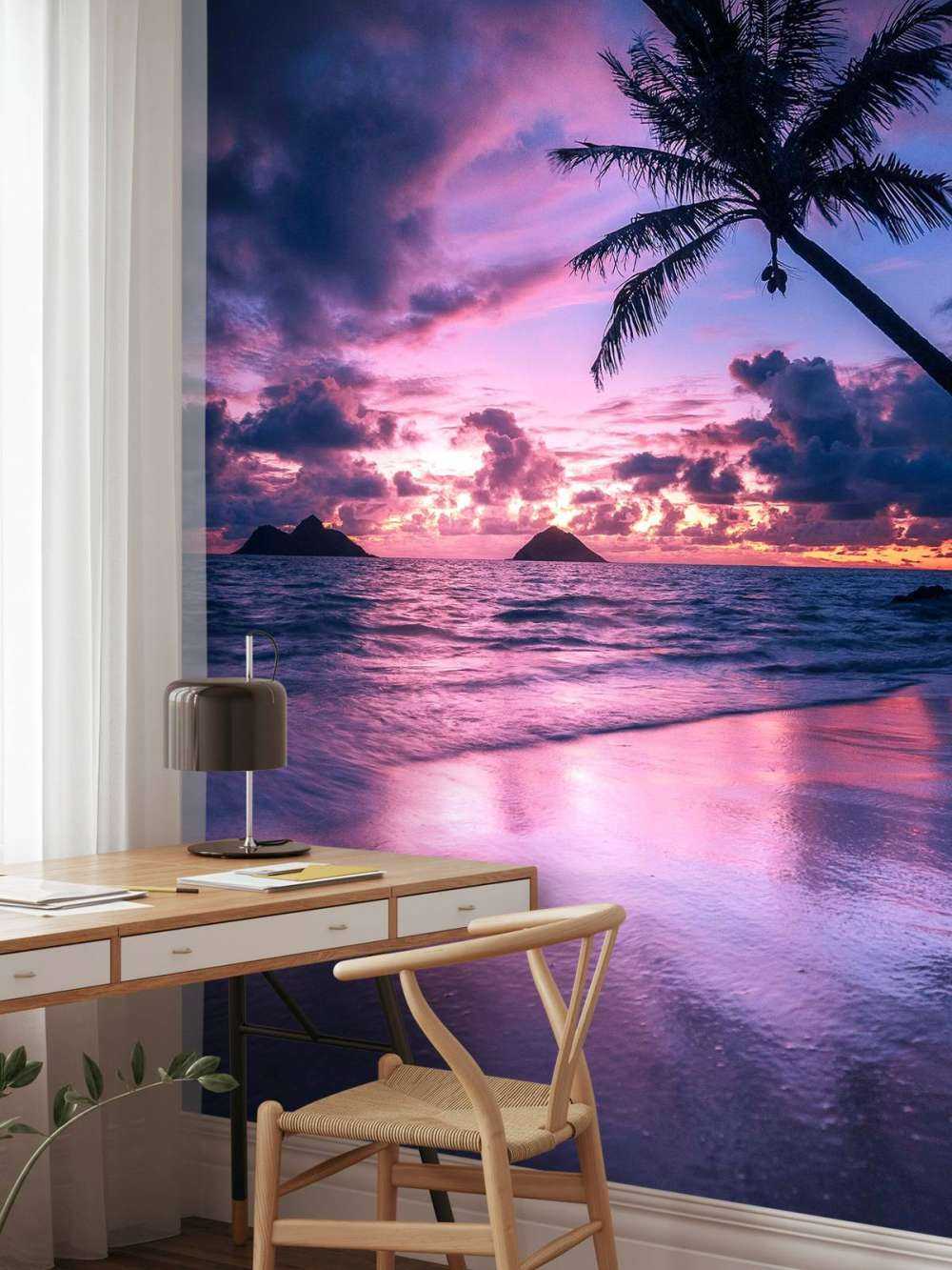 Plage de palmiers au coucher du soleil violet