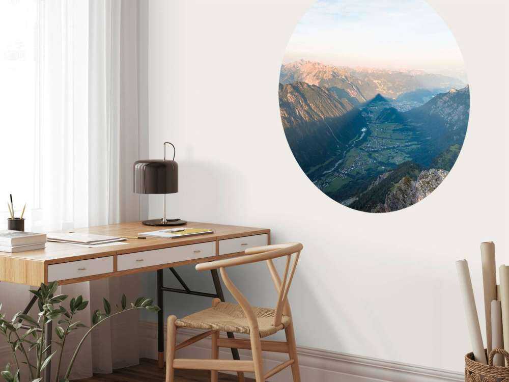 Ombre de la vallée dans l'aurore