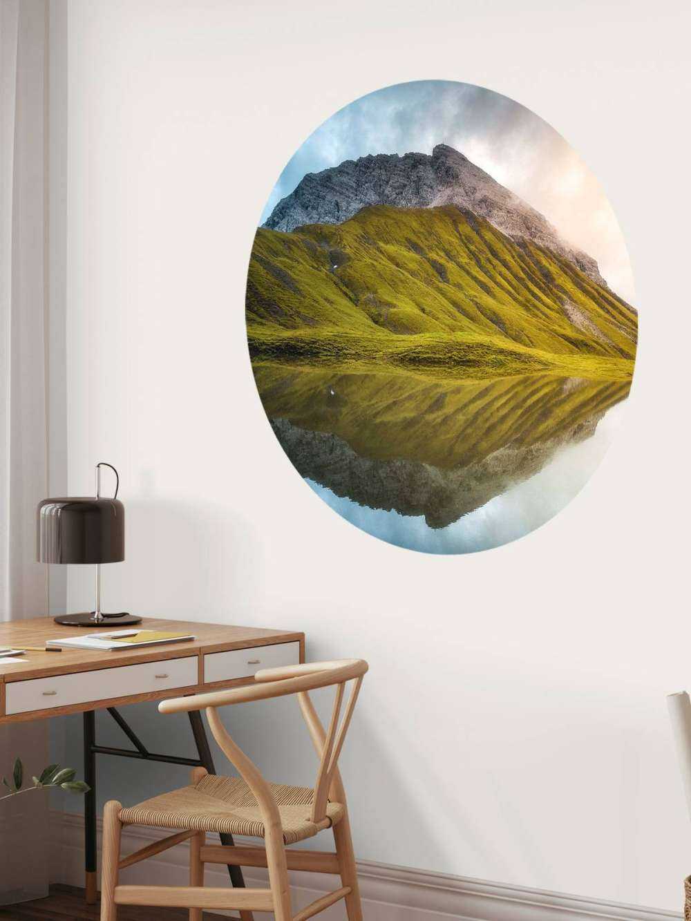 Sommet de la montagne reflété dans la lumière du matin.