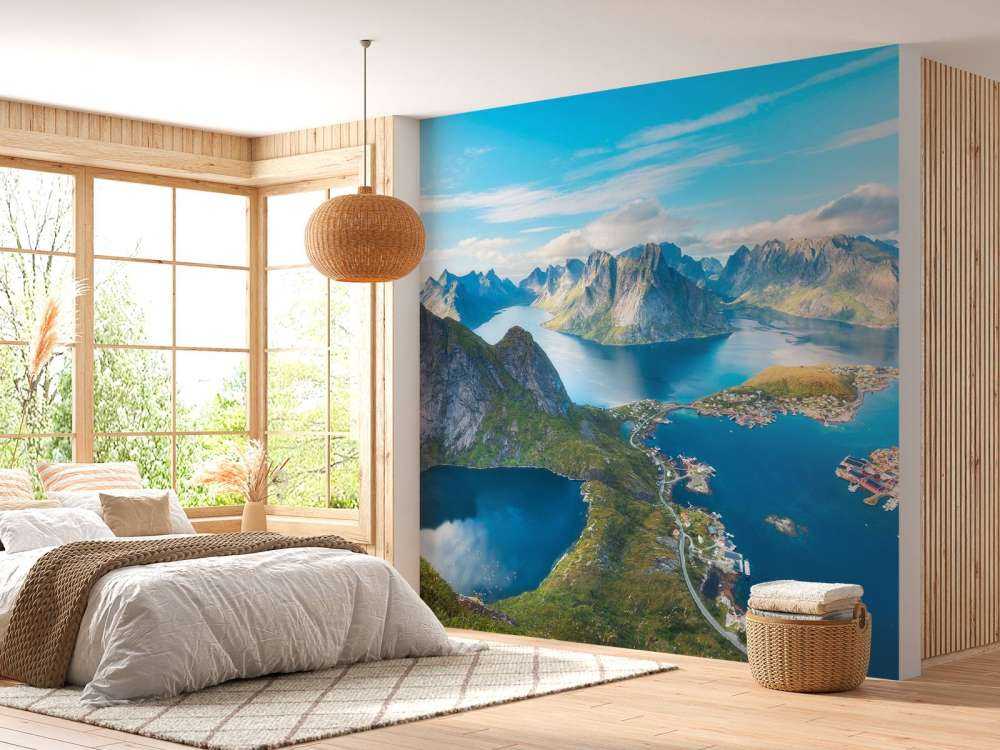 Village de montagne et fjord sous la lumière du soleil