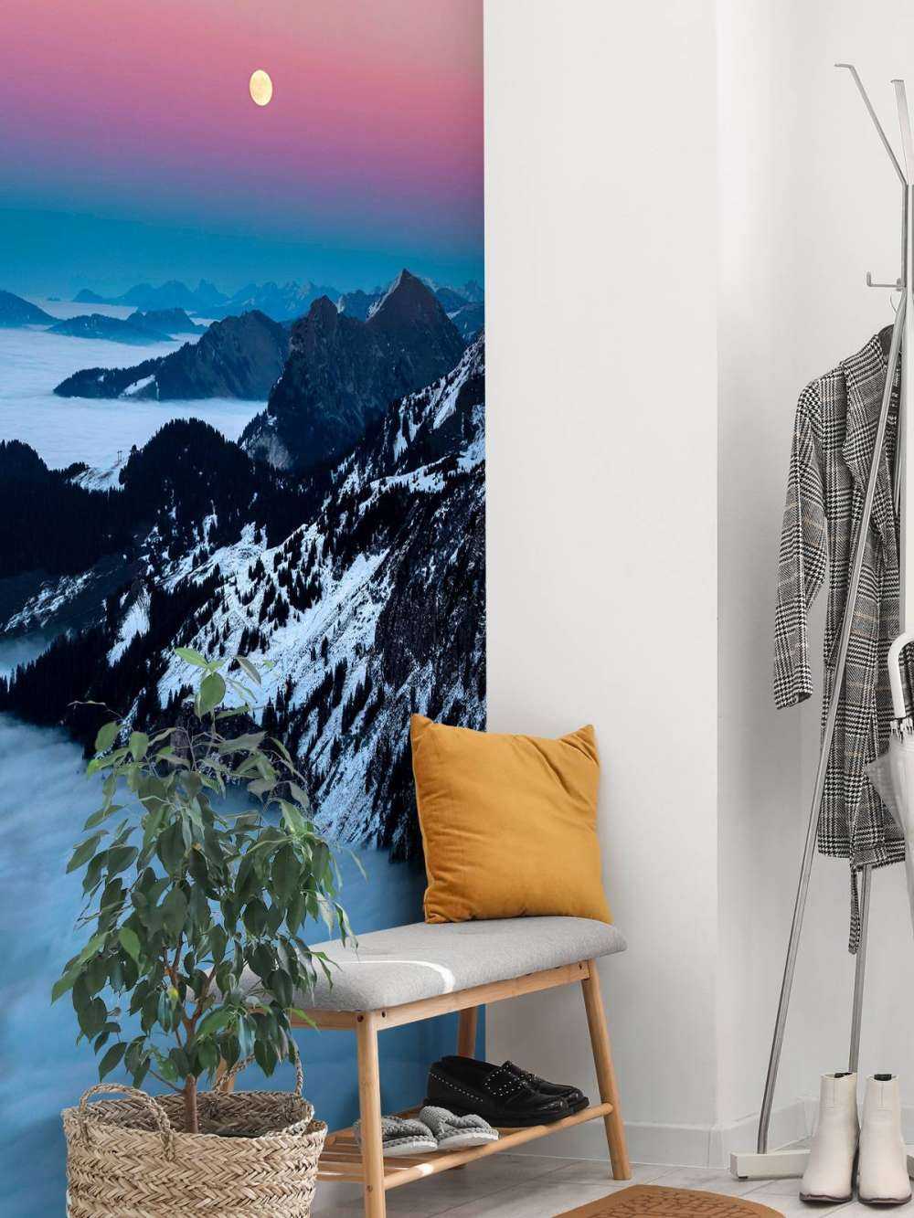 Lumière de lune sur les montagnes enneigées