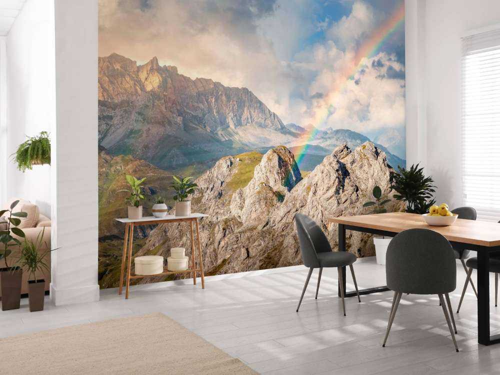 Lumière arc-en-ciel sur des montagnes sauvages.