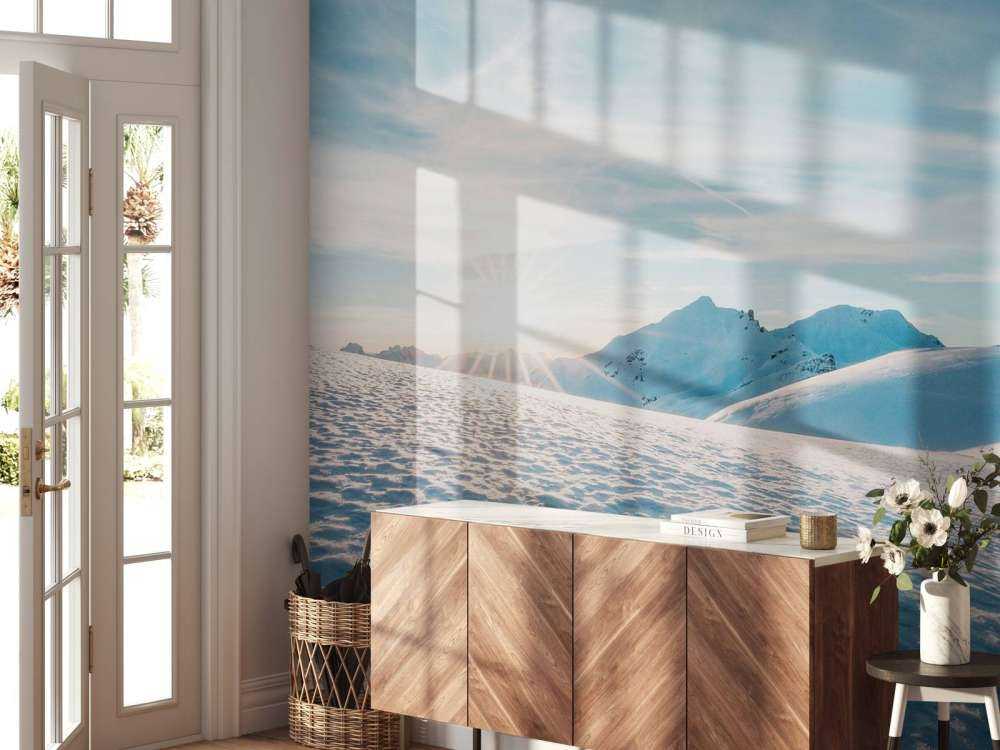 Soleil du matin sur des étendues de neige scintillante