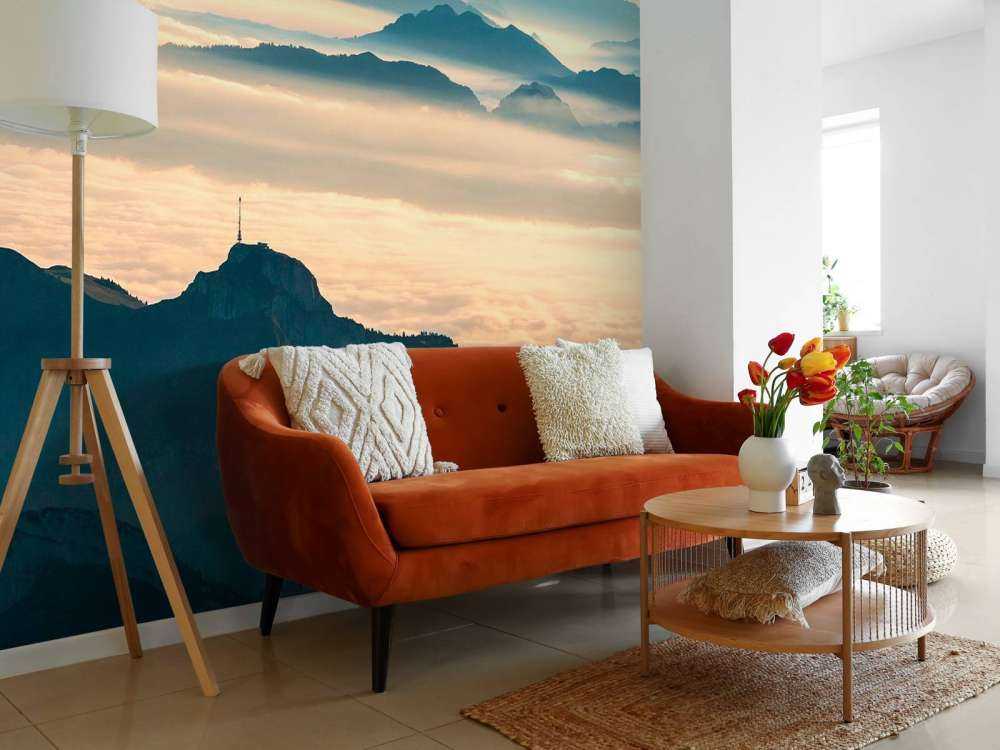 Couches de montagnes bleues dans la brume du matin