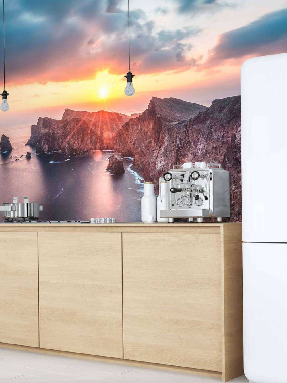 Coucher de soleil au-dessus de la côte rocheuse