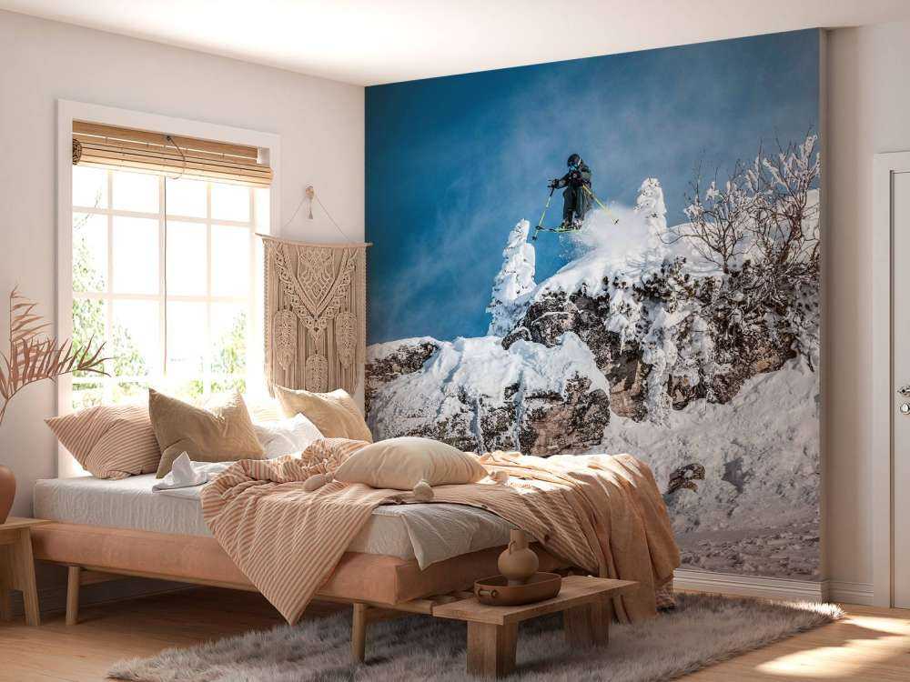 Freestyle skieur dans un monde montagneux enneigé.