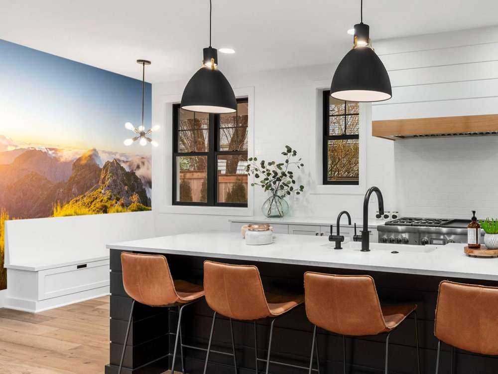 Lever de soleil au-dessus d'un sentier de montagne et des nuages.