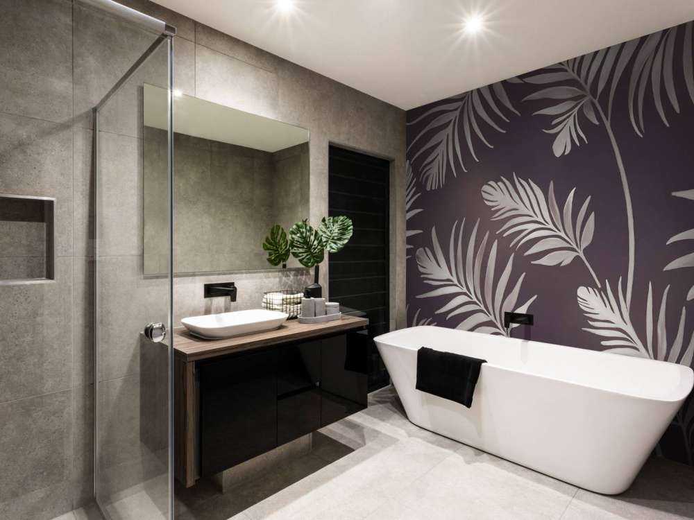 Feuilles dorées sur terre sombre