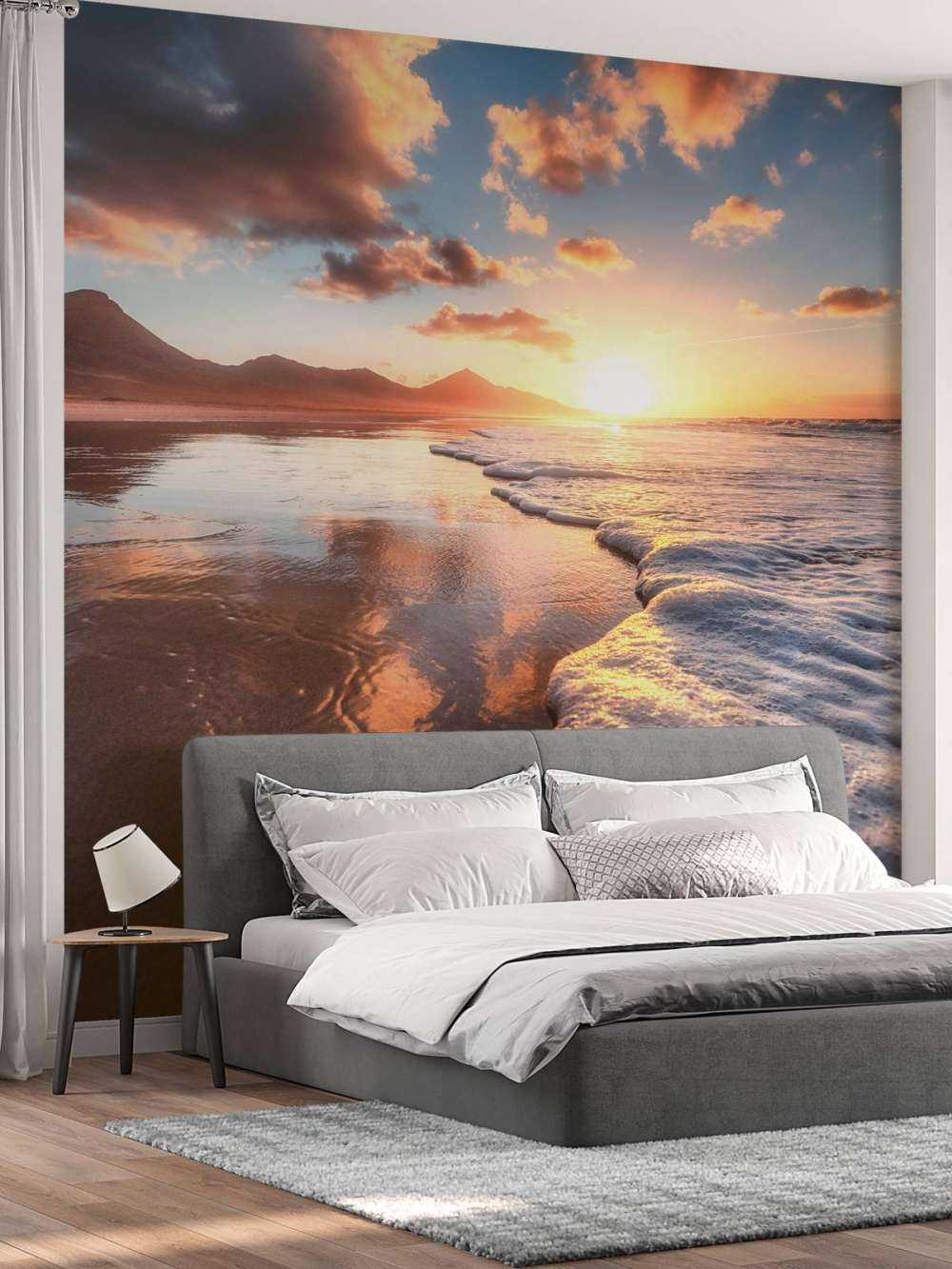 Coucher de soleil doré au bord de la mer