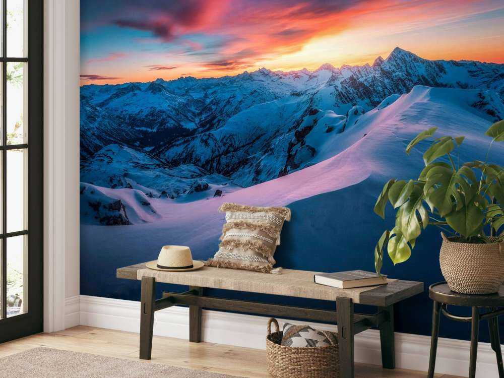 Sommet enneigé à l'aube ardente