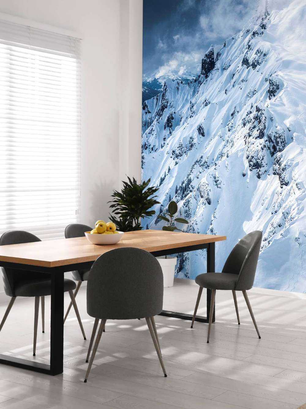 Crêtes de neige sous des nuages ​​orageux