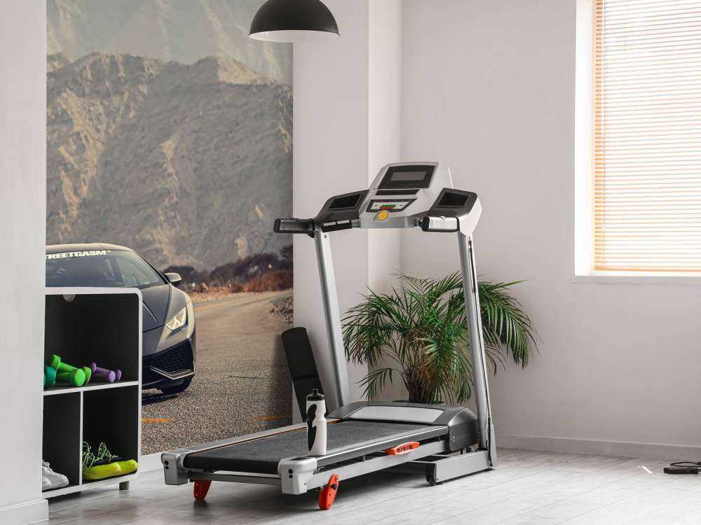 Supercar noire dans le désert