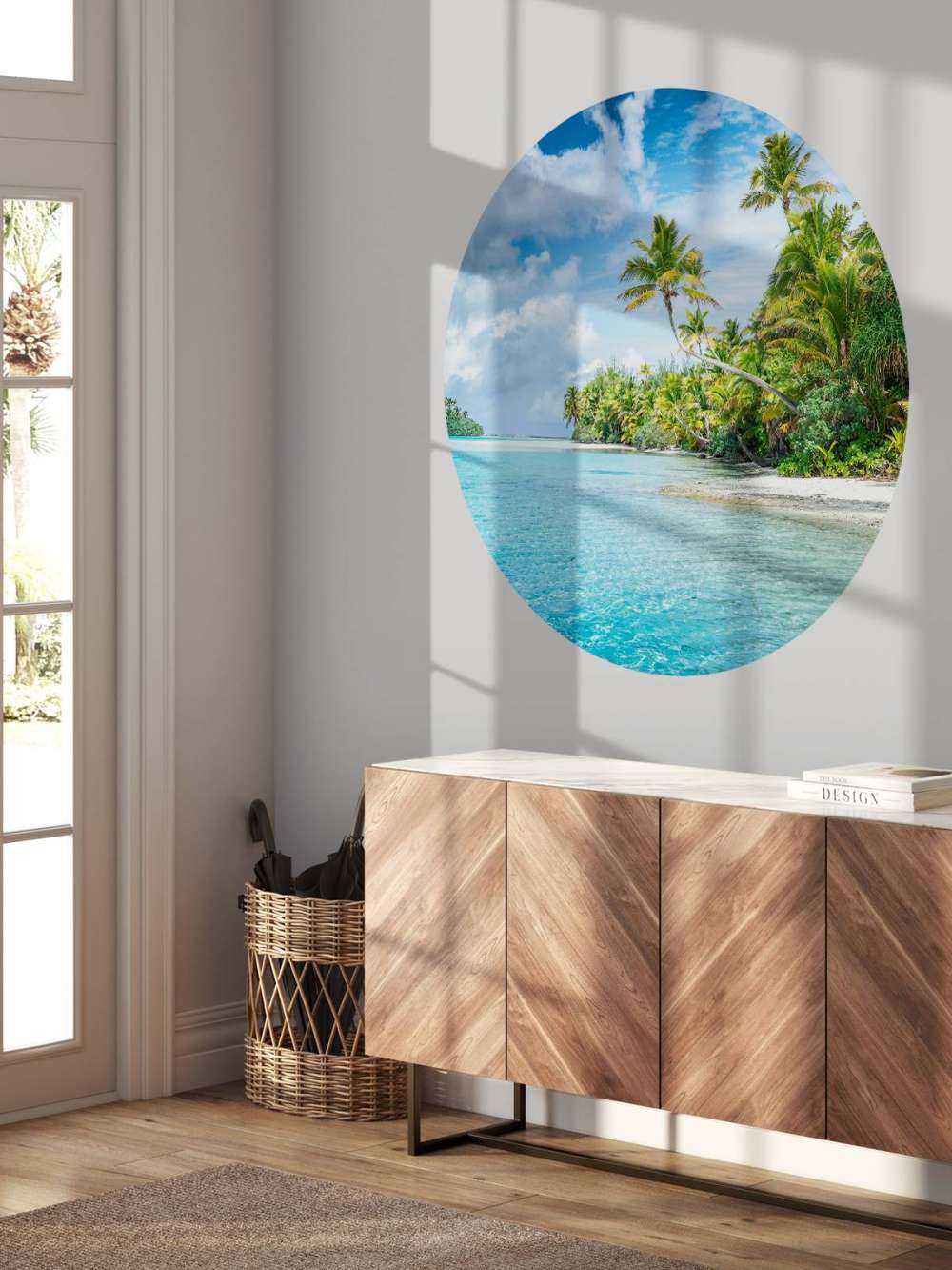 Plage tropicale claire avec des palmiers