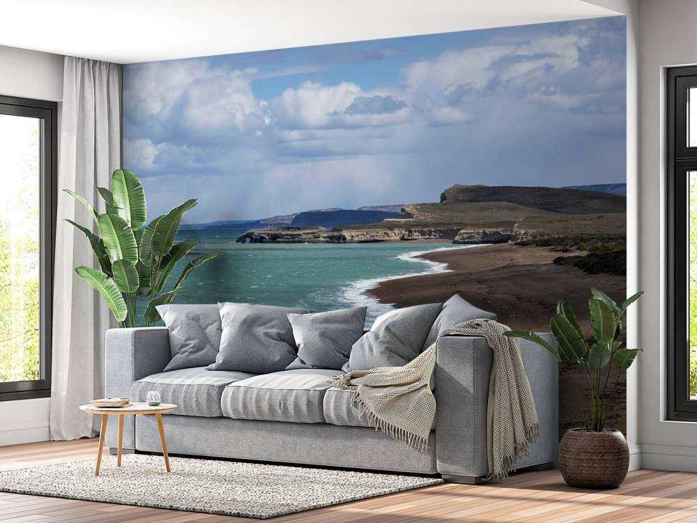 Côte escarpée avec mer turquoise.