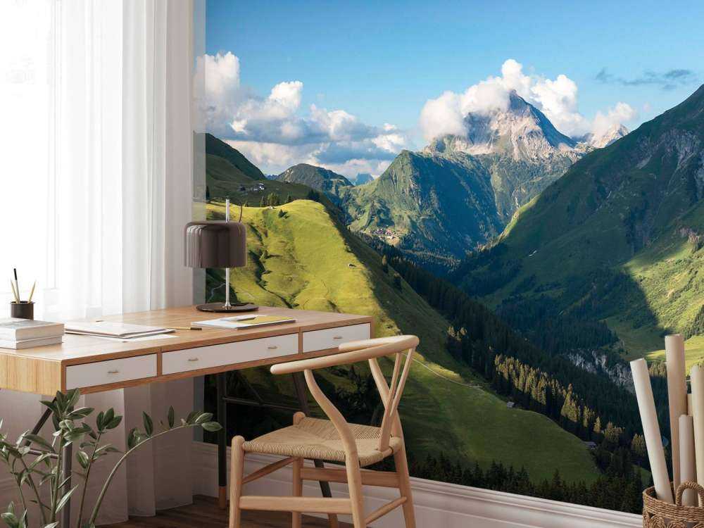 Lumière estivale sur une vallée alpine verdoyante