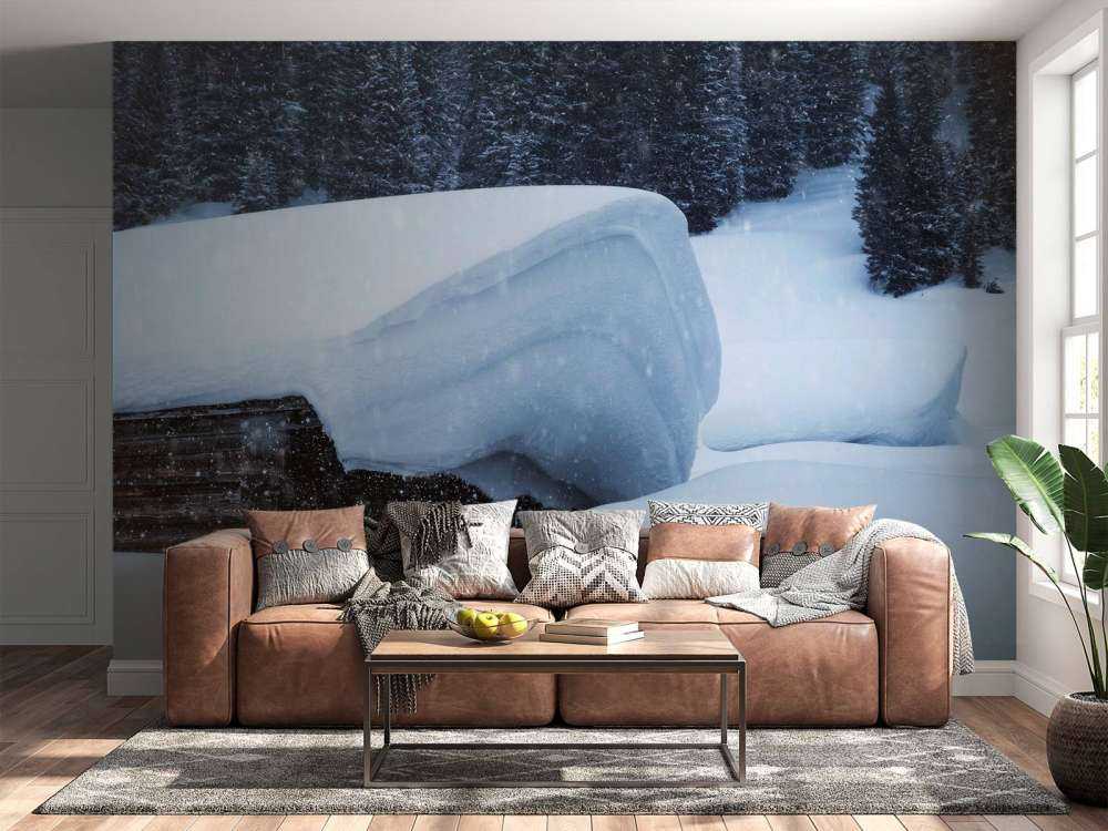 Chalet alpin enneigé dans la tempête d'hiver