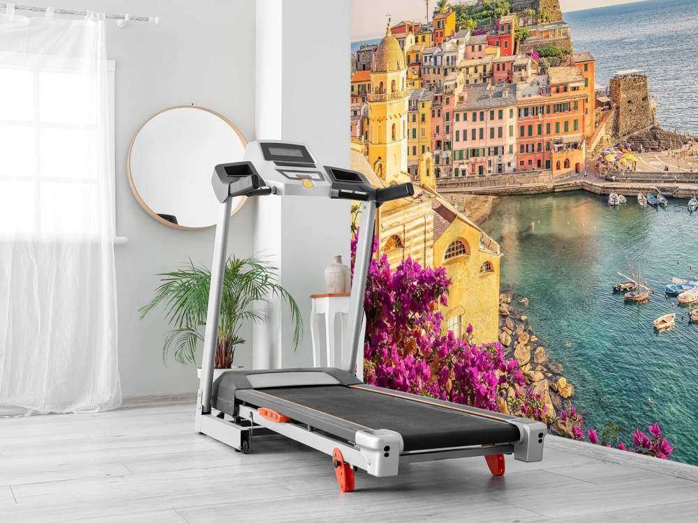 Lumière d'été sur une ville portuaire colorée