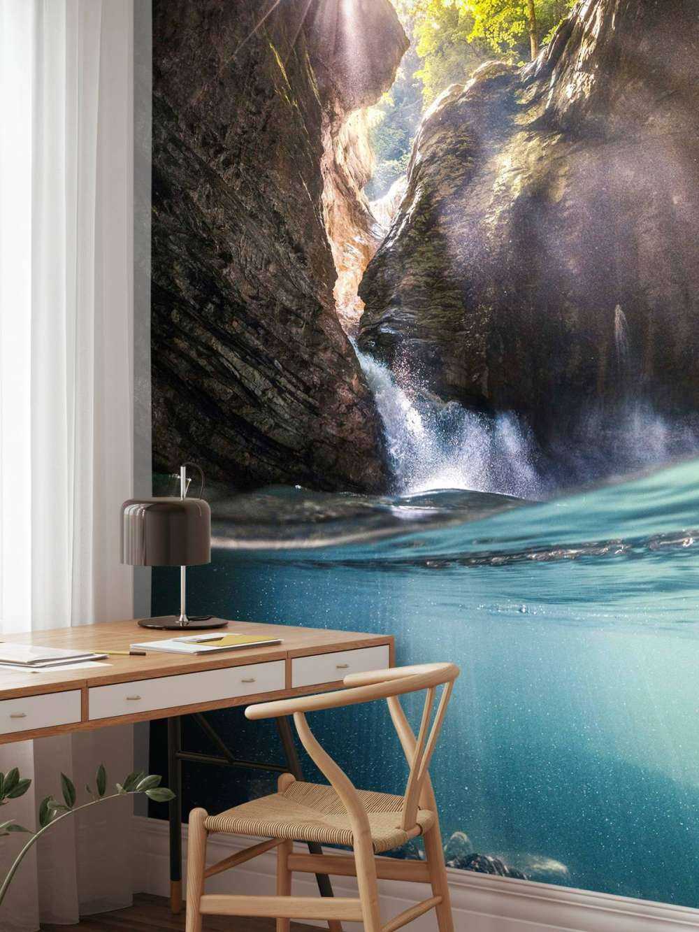 Lumière du soleil dans un ravin de montagne avec une cascade