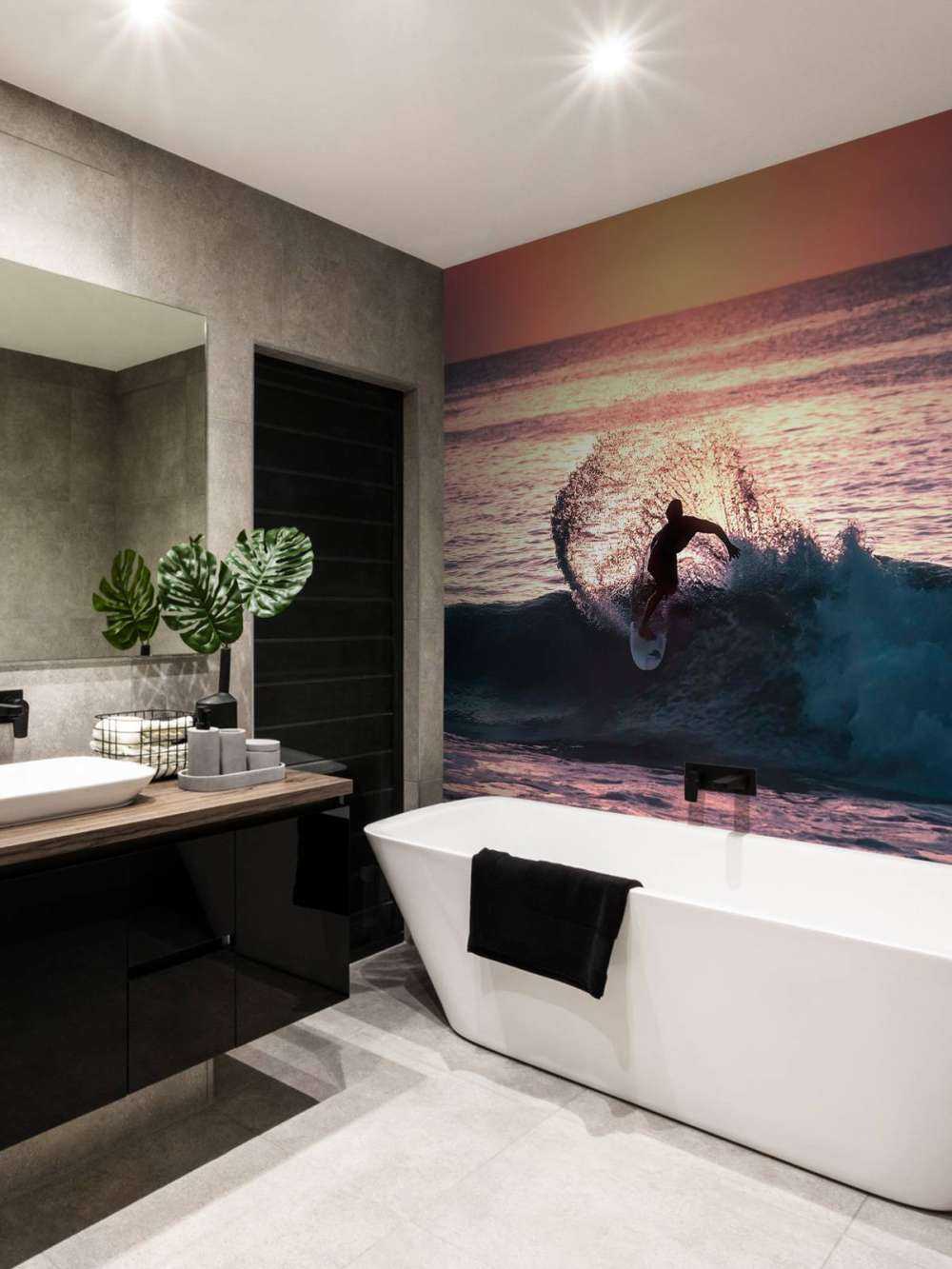 Surfeur dans la lueur rose du soir