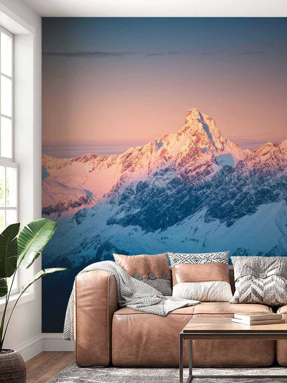 Lumière du soir sur les sommets enneigés de montagne