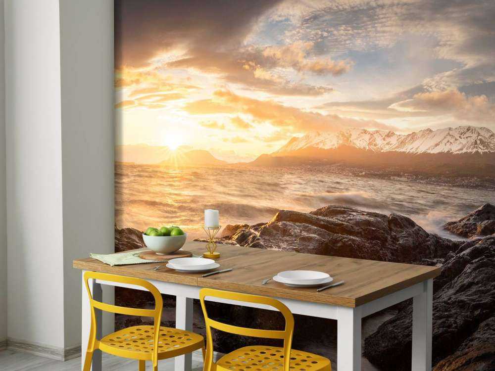 Coucher de soleil doré sur la côte montagneuse