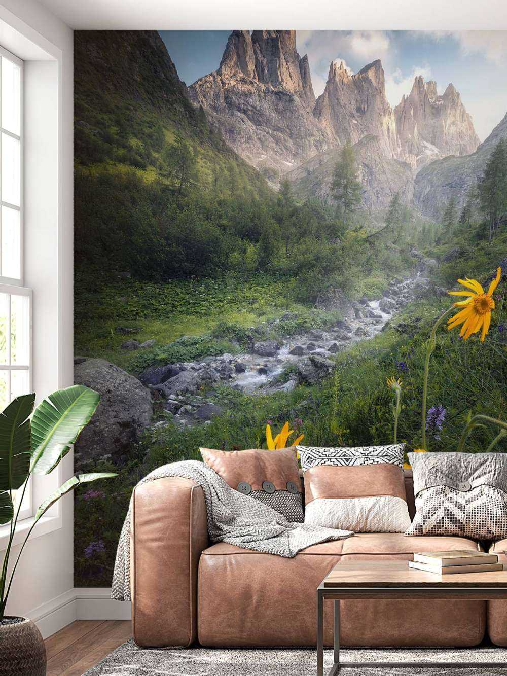 Fleurs alpines gelées dans la vallée de montagne