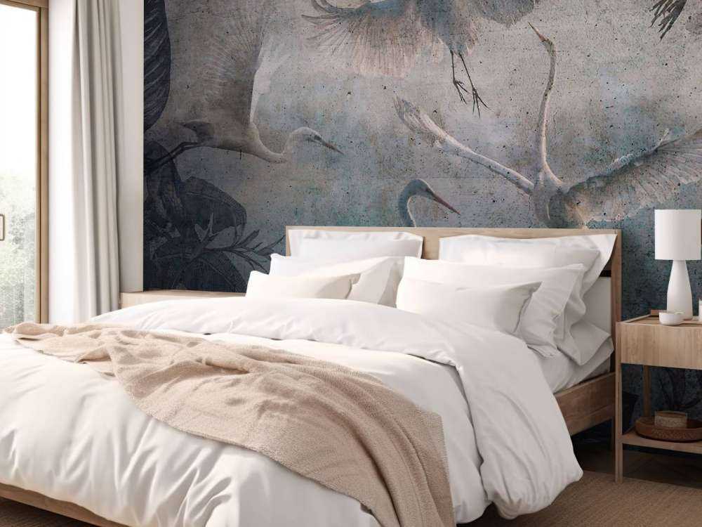 Hérons volants dans le bleu crépusculaire