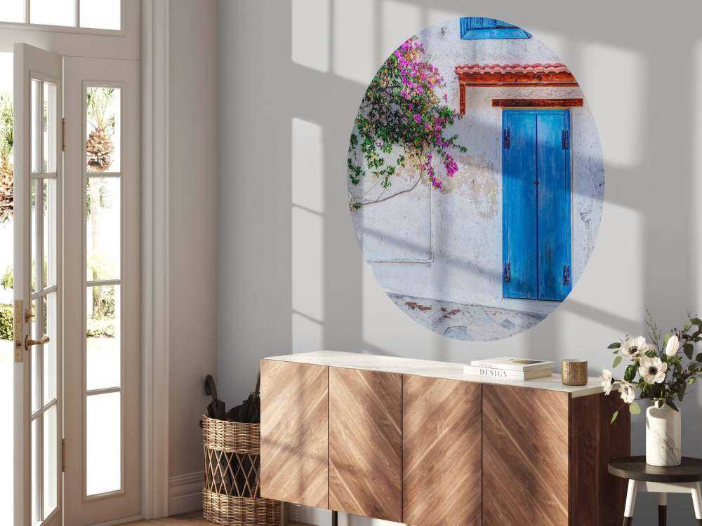 Porte bleue avec bougainvillier
