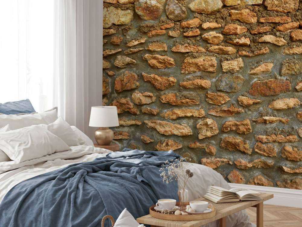 Grand mur avec des pierres brutes de différentes tailles