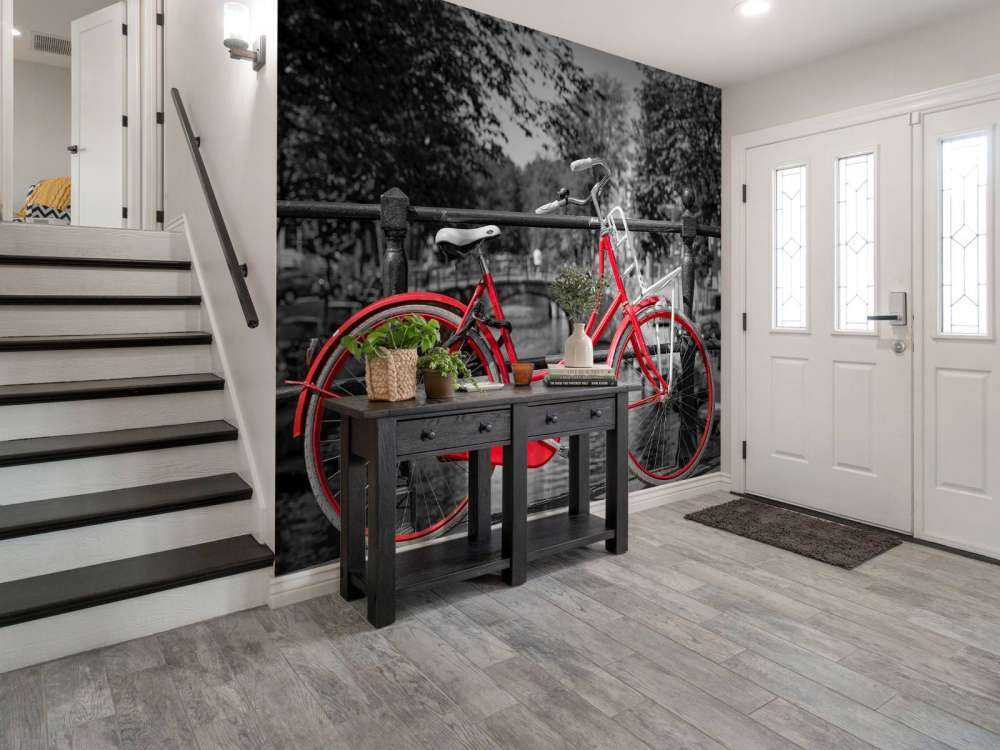 Vélo rouge sur le pont