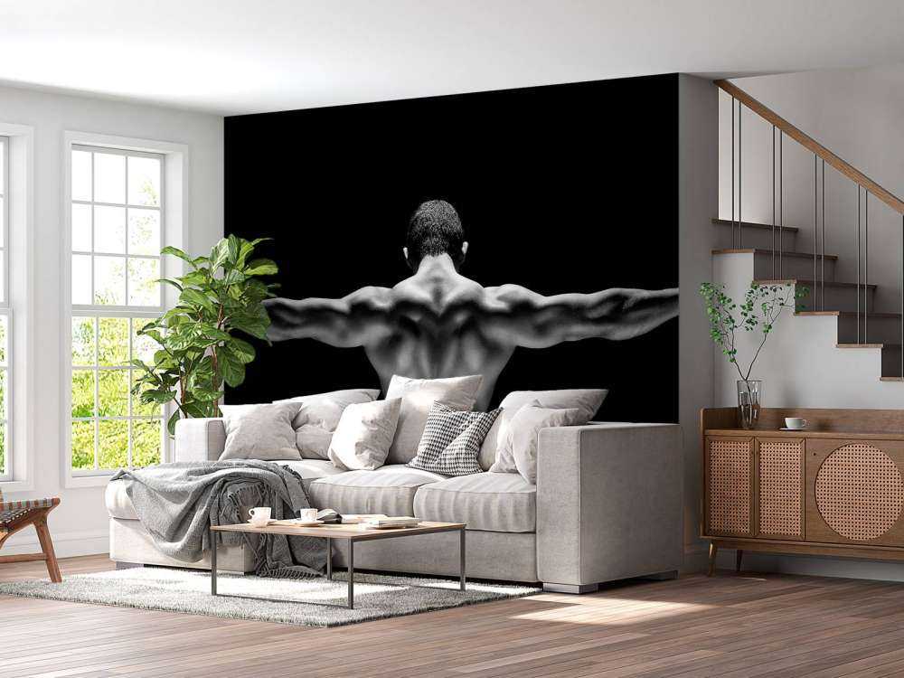 Homme aux bras tendus