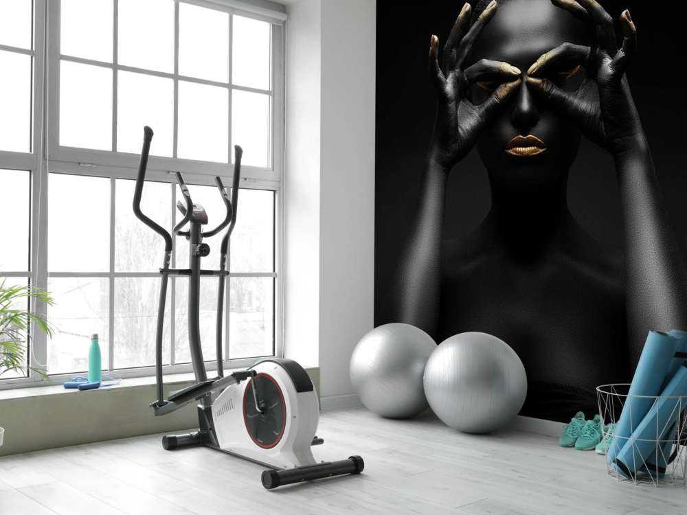 Femme peinte en noir