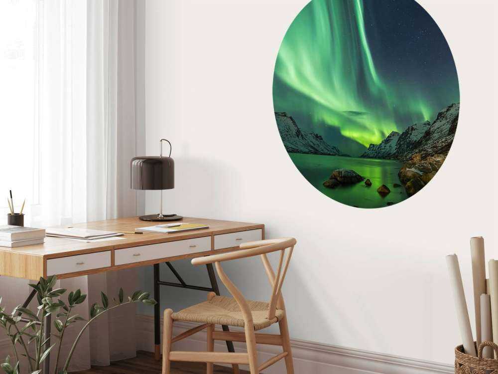 Aurore boréale entre deux fjords