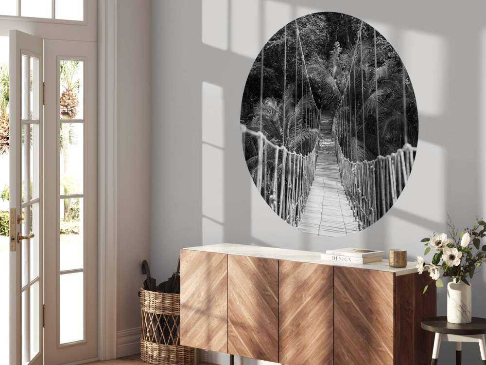 Pont en bois entre des palmiers