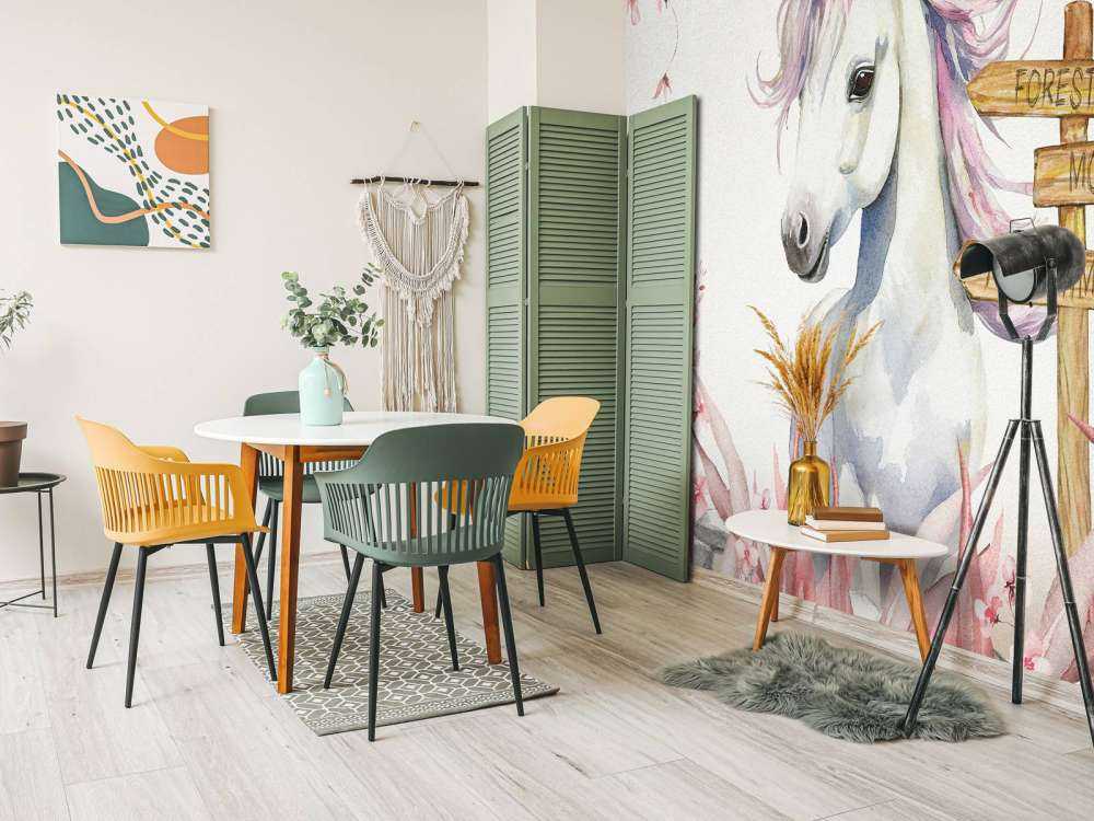 Bébé licorne avec des plantes roses