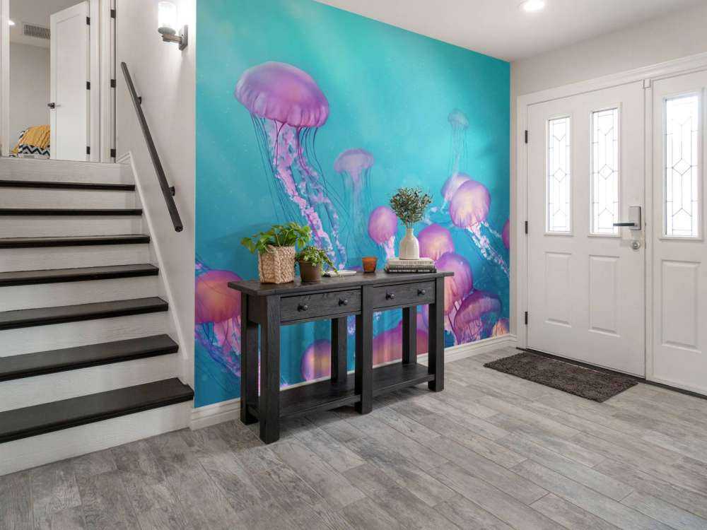 Méduse rose dans la mer bleue