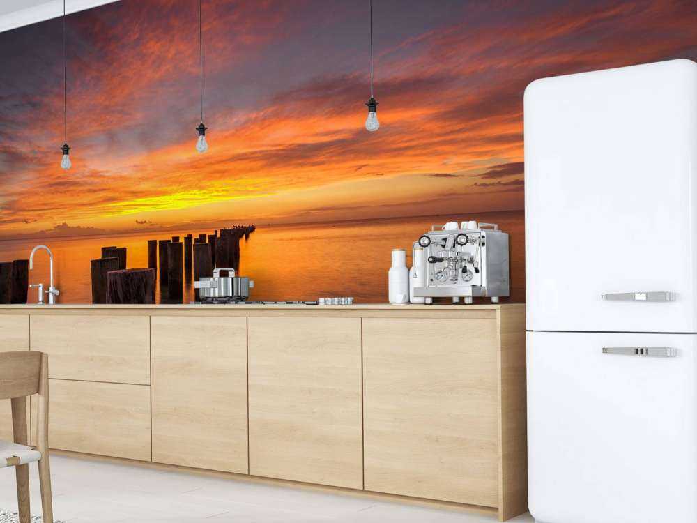 Brise-lames au lever du soleil