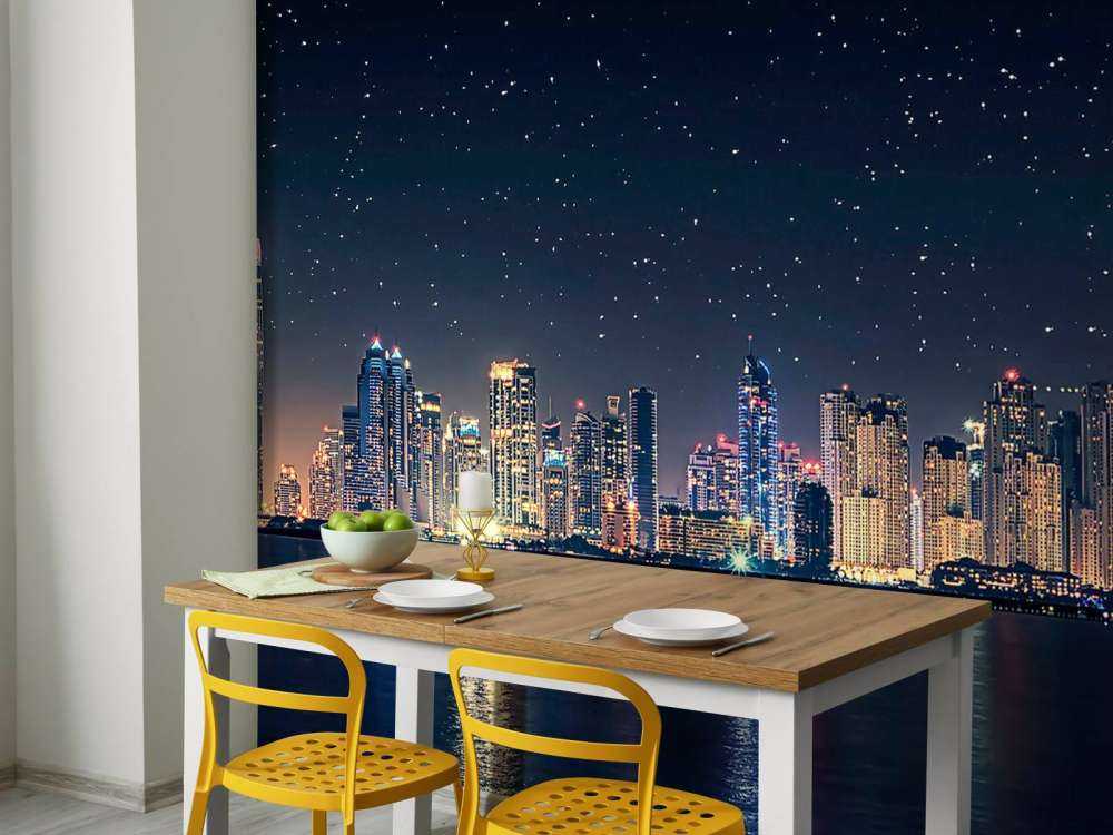 Lumière lunaire sur l'horizon urbain scintillant.