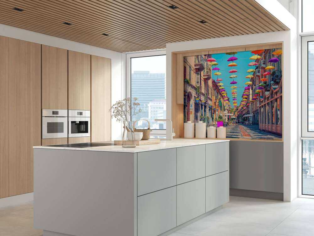 Des parasols joyeux au-dessus d'une rue ensoleillée.