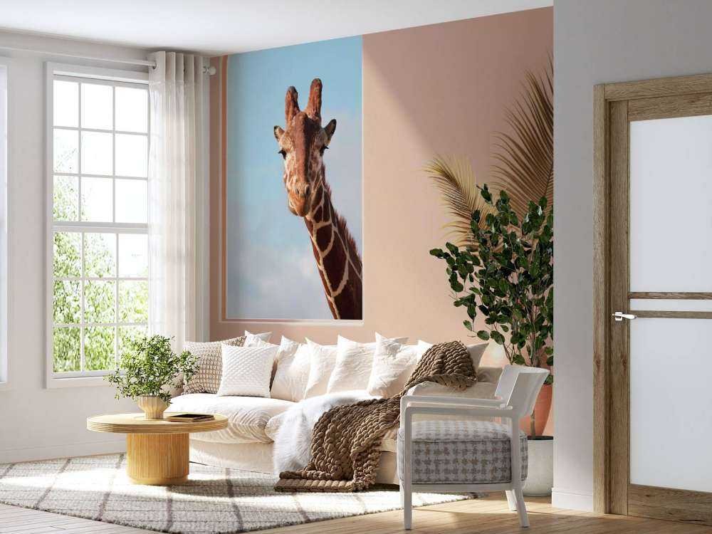 Girafe curieuse à la fenêtre