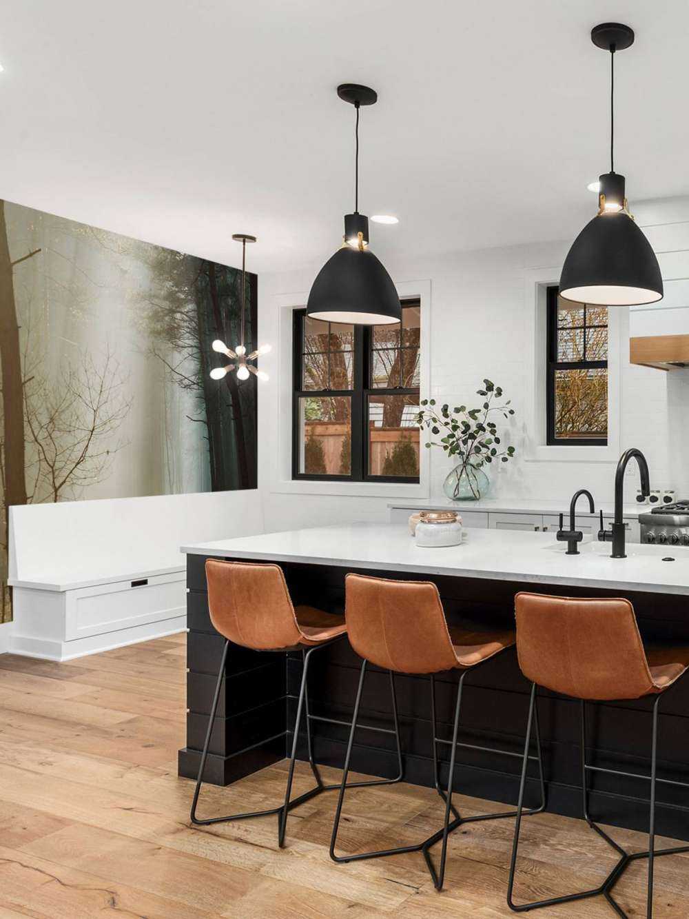 Rayons de lumière à travers la forêt