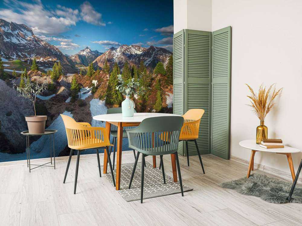 Lentezon sur une forêt de montagne enneigée