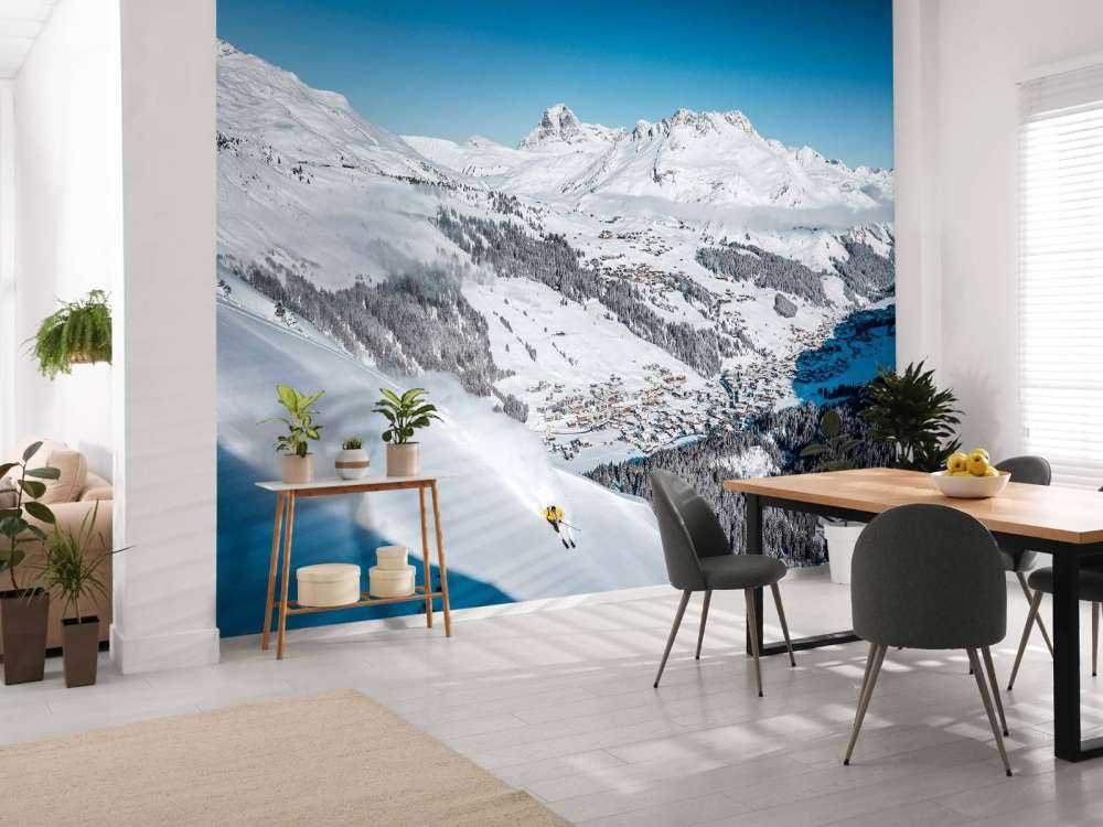 Descente au-dessus du village alpin dans la neige.