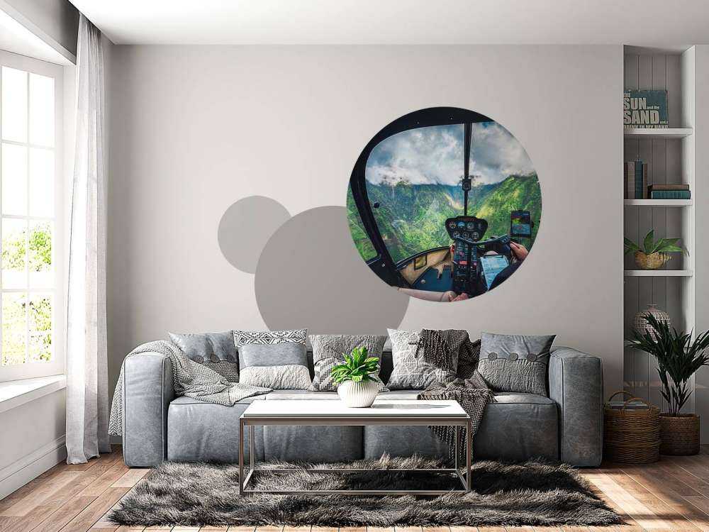 Vol en hélicoptère au-dessus d'une vallée de montagne tropicale