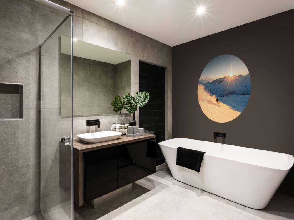 Skier dans un panorama alpin ensoleillé.