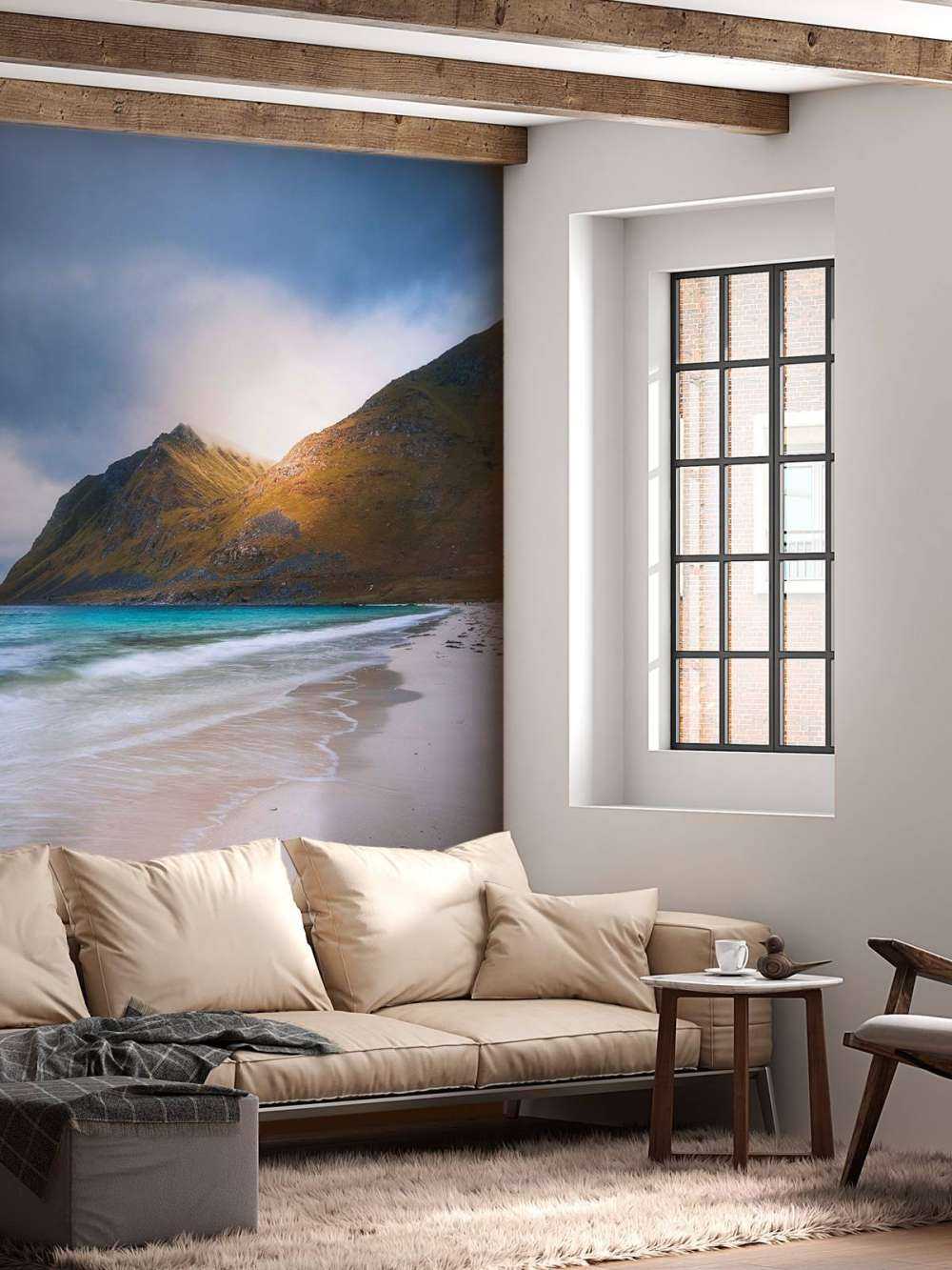 Lumière du soleil sur la montagne et les vagues