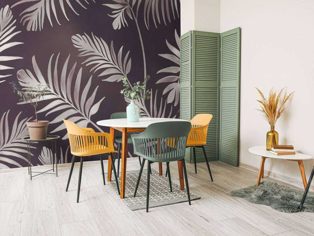 Feuilles dorées sur terre sombre