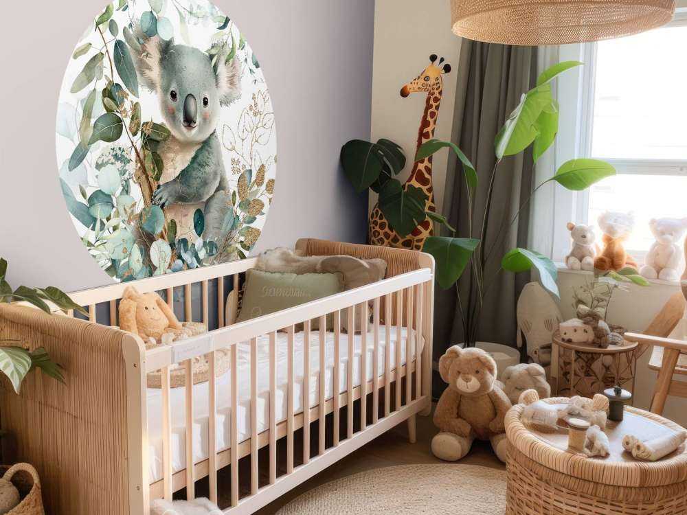 Koala mignon dans l'eucalyptus