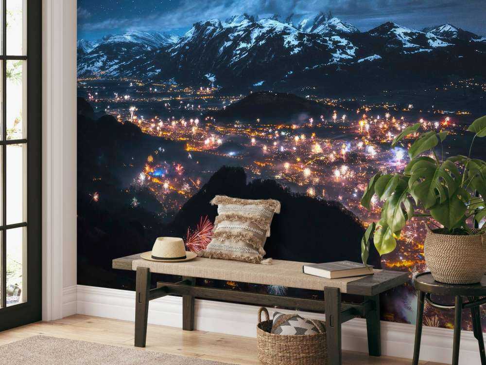 Lumière de feux d'artifice au-dessus du village alpin